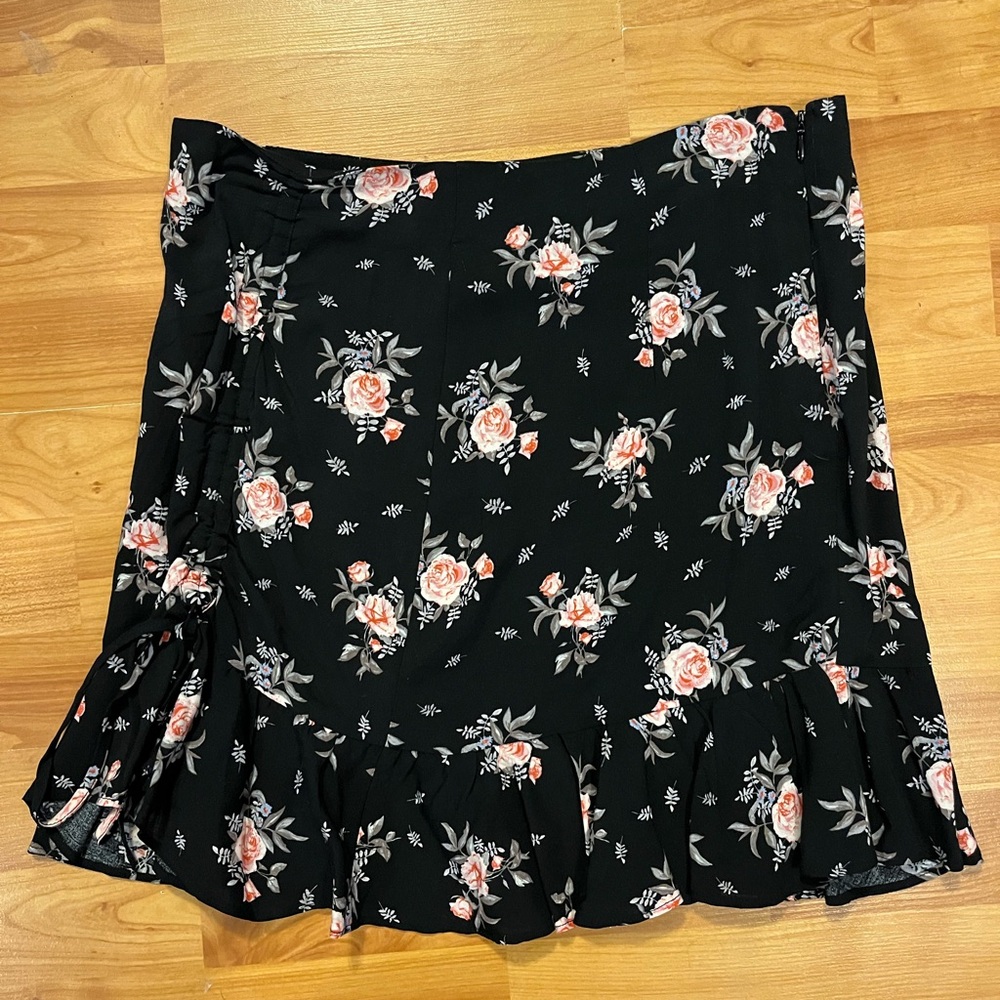 🌺Divided by H & M Black & Peach Flowers Skirt Size 10 NWT